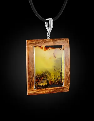 Стильная подвеска «Индонезия» из дерева и натурального балтийского янтаря