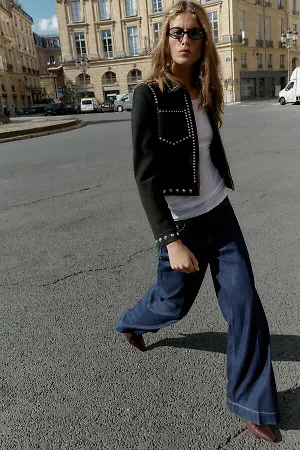 Платье ЦВЕТ первое фото Куртка из искусственной замши с заклепками (JACKE AUS WILDLEDERIMITAT MIT NIETEN) Куртка из искусственной замши. Воротник с лацканами и длинные рукава с манжетами. Накладные ка