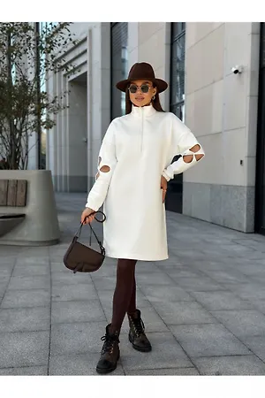 Белое трикотажное платье с молнией и цветочным рукавом. Цвет: белый